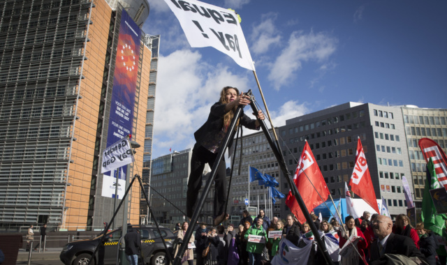 Równość płacy bez względu na płeć – protest z liną przed Berlaymont