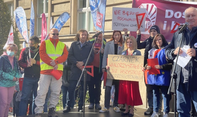 „Dość arogancji i braku szacunku dla nauczycieli” – protest nauczycieli w Warszawie