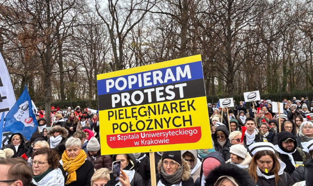 Pielęgniarki i Położne pod Kancelarią Premiera! Gardias: Panie Premierze! Wchodzi Pan po raz drugi do tej samej rzeki!