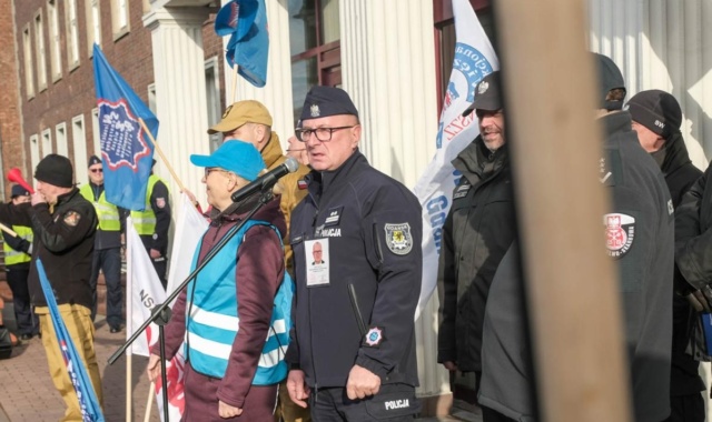 Protest służb mundurowych przed Pomorskim Urzędem Wojewódzkim w Gdańsku