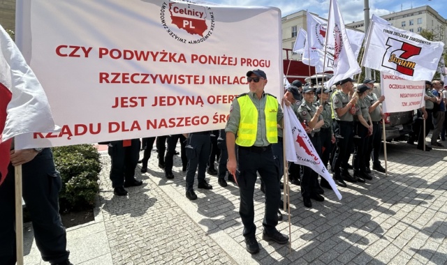 Pikieta funkcjonariuszy Służby Celno-Skarbowej i pracowników Krajowej Administracji Skarbowej