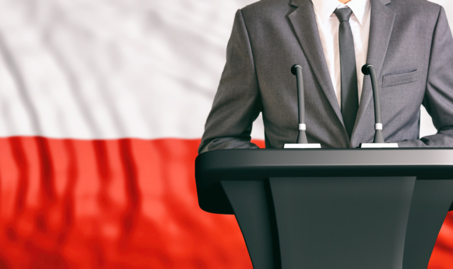 Grzegorz Sikora: nie wystarczy raz na 10 lat wprowadzić jednorazową podwyżkę. Fakt, że premier się nią posługuje, zamydla kwestię wynagrodzeń i pokazuje, że proces wynagradzania w sektorze finansów publicznych jest upolityczniony