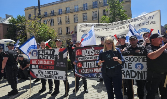 Funkcjonariusze więziennictwa w obronie świadczenia mieszkaniowego. Forum Związków Zawodowych solidarne z protestującymi